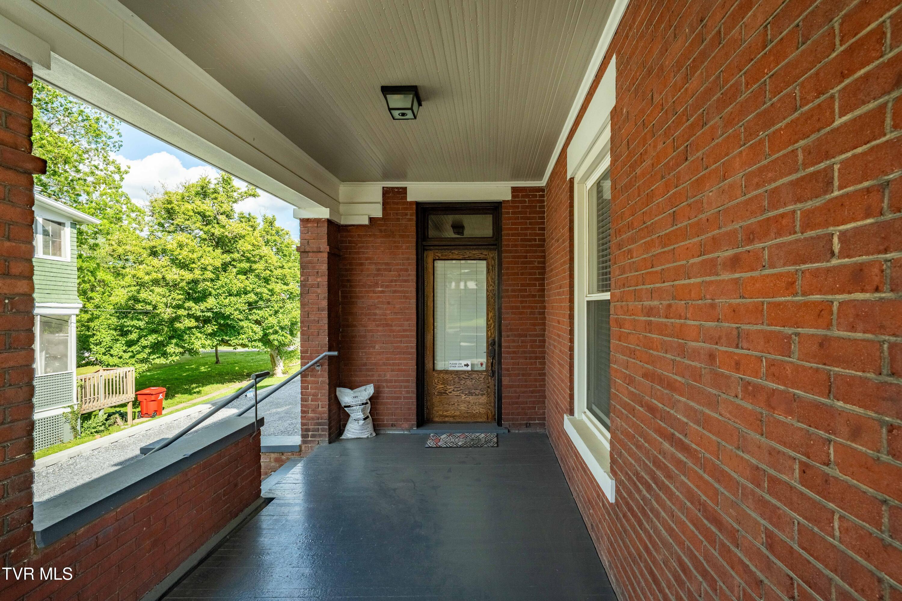 114 East Unaka Avenue