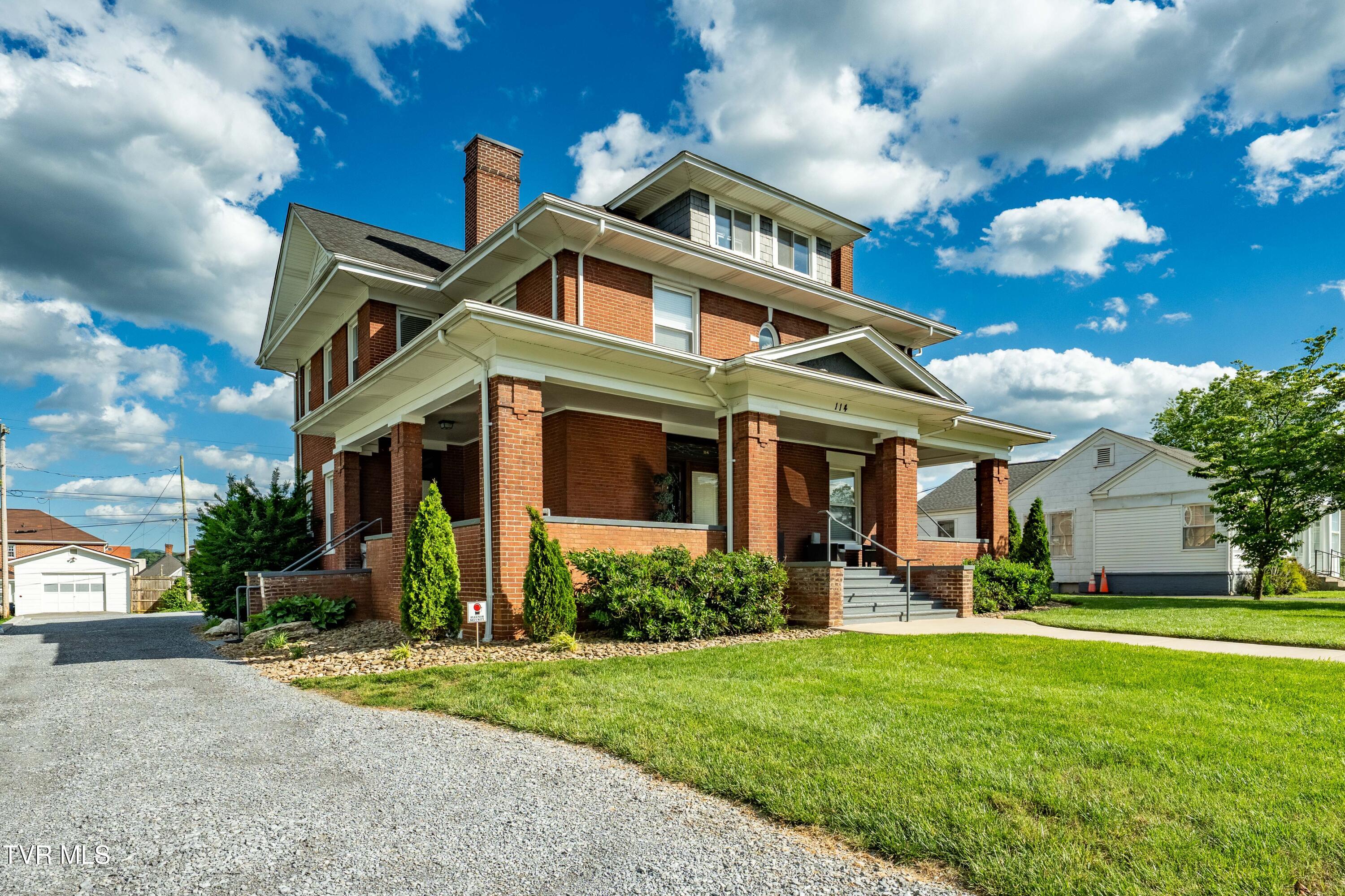 114 East Unaka Avenue