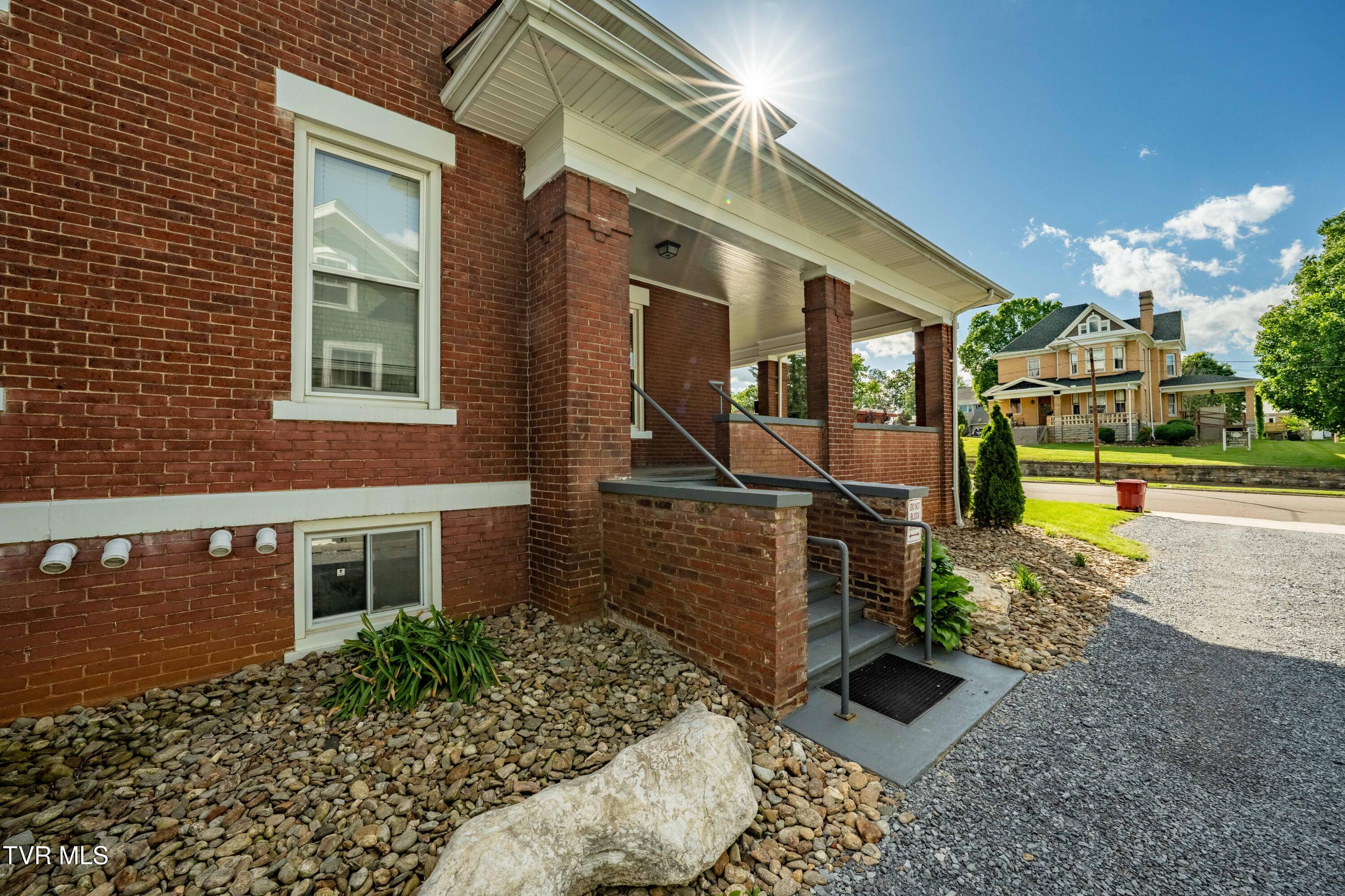 114 East Unaka Avenue