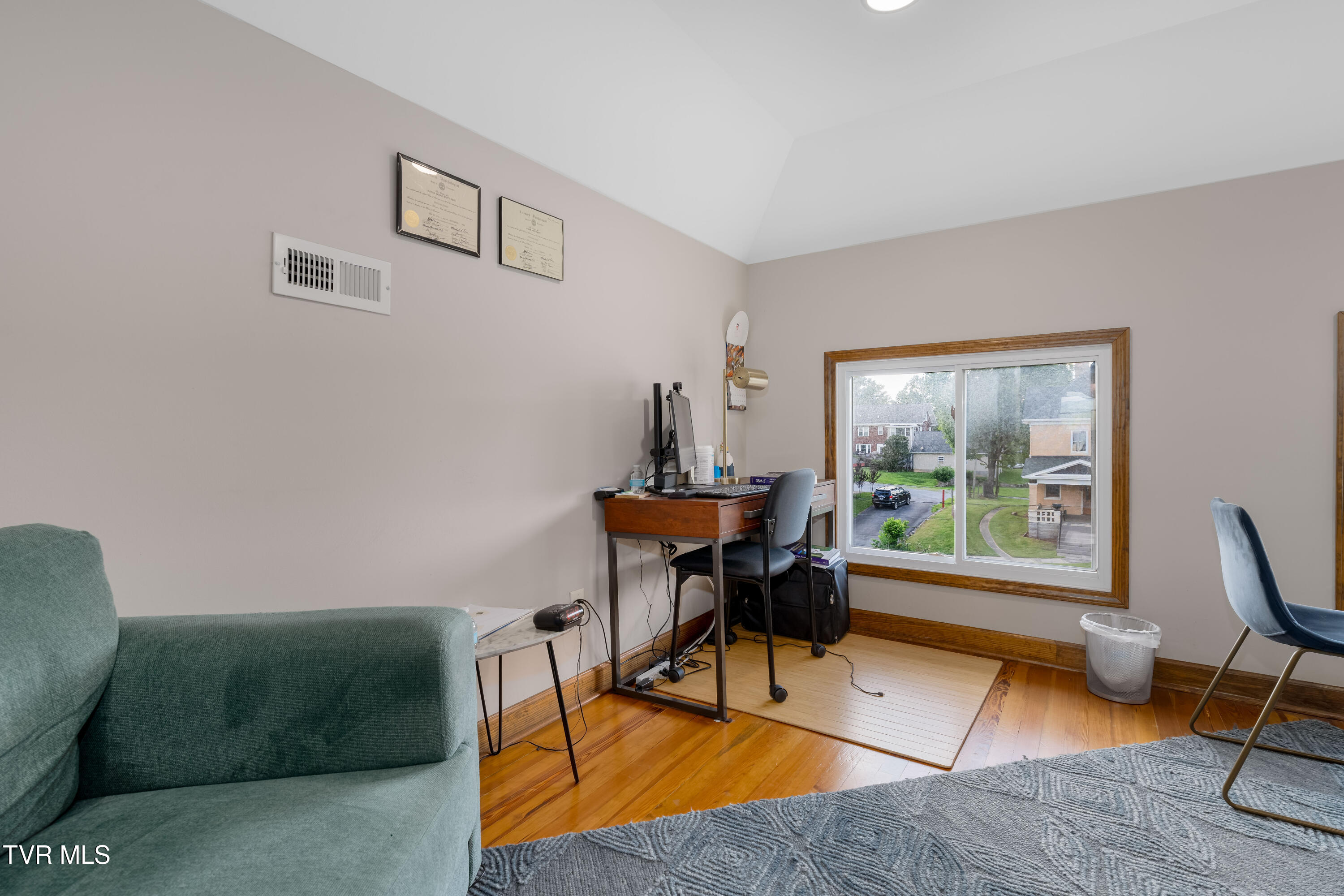 114 East Unaka Avenue