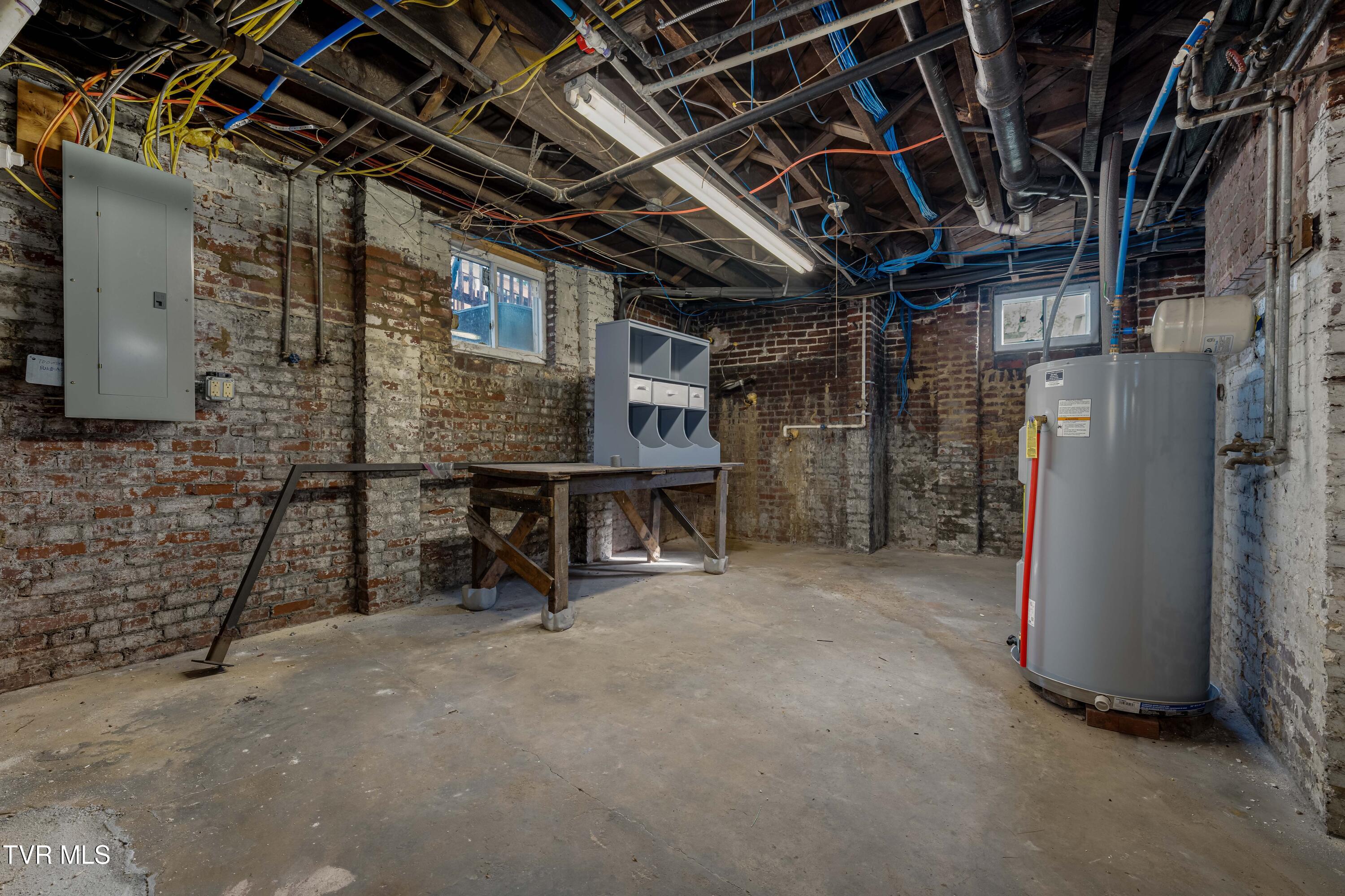 114 East Unaka Avenue