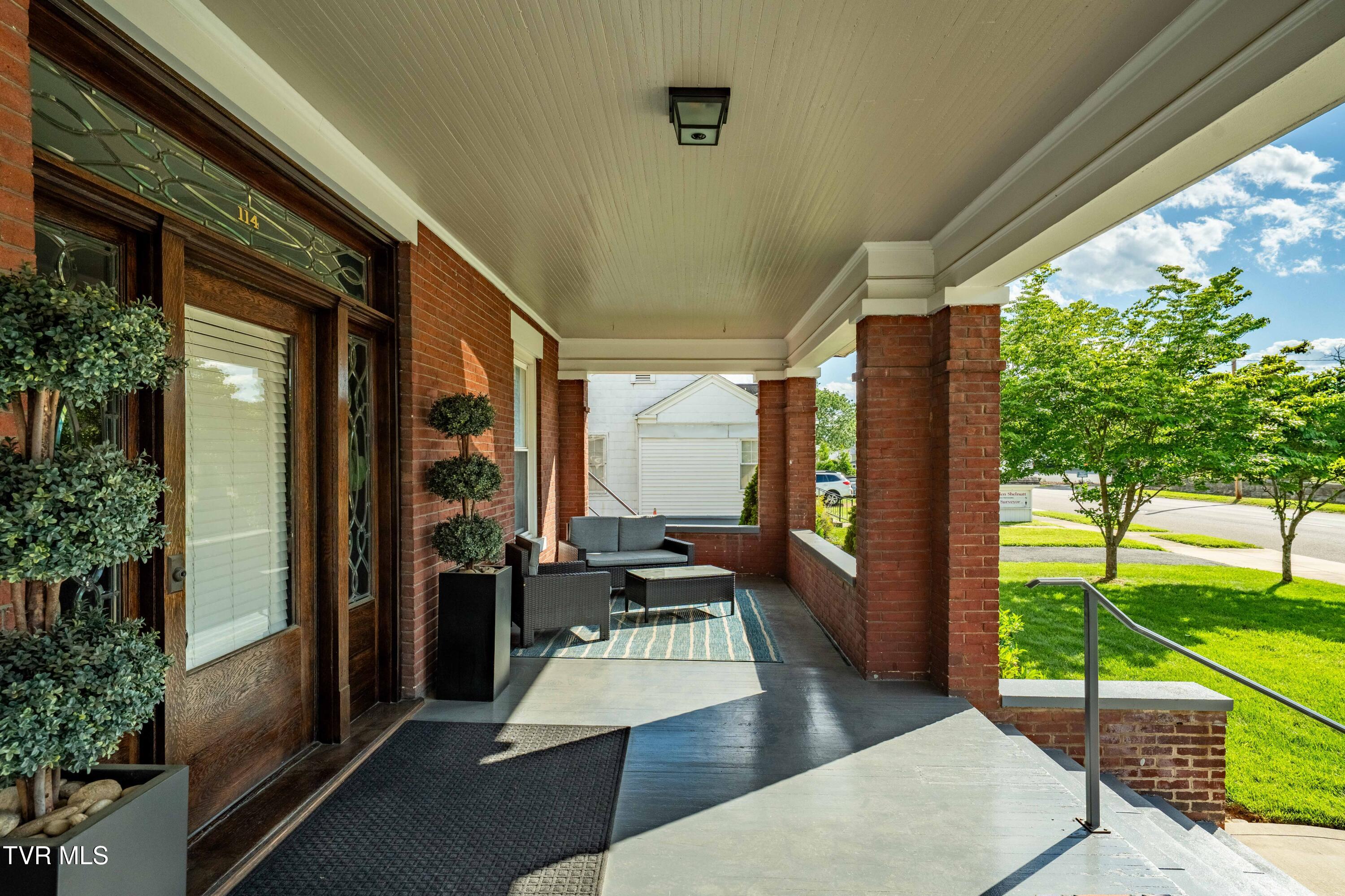 114 East Unaka Avenue