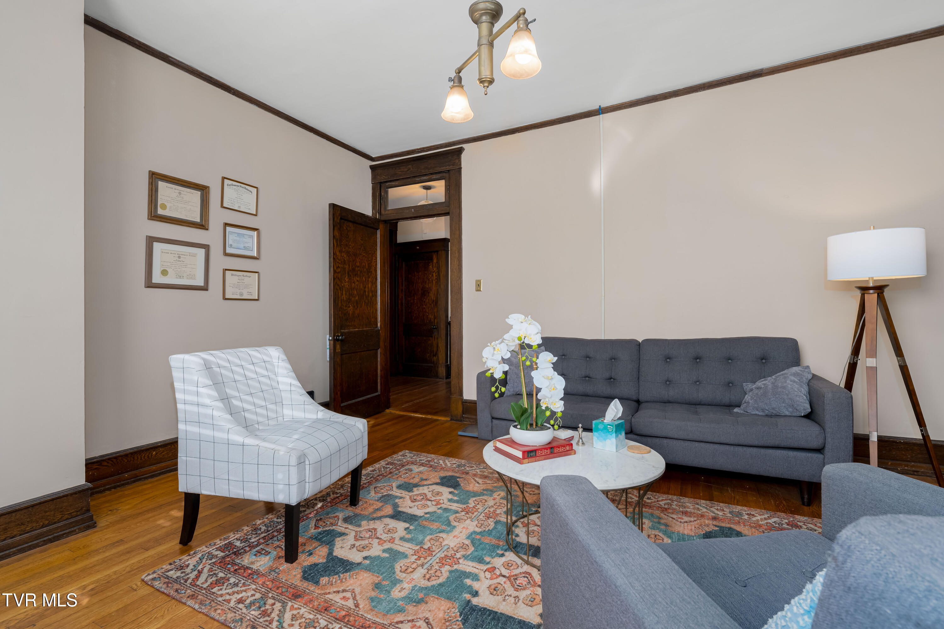 114 East Unaka Avenue
