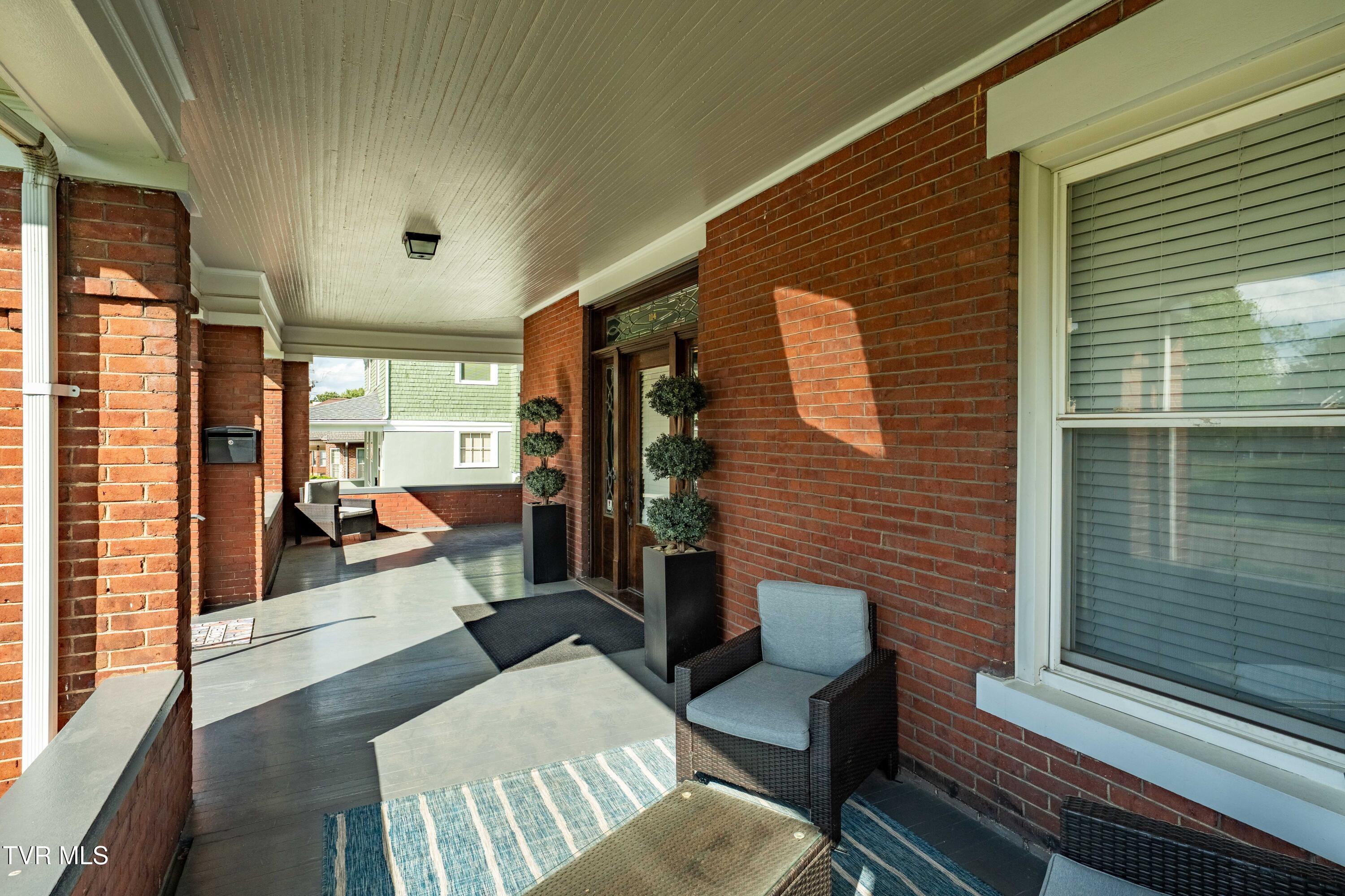 114 East Unaka Avenue