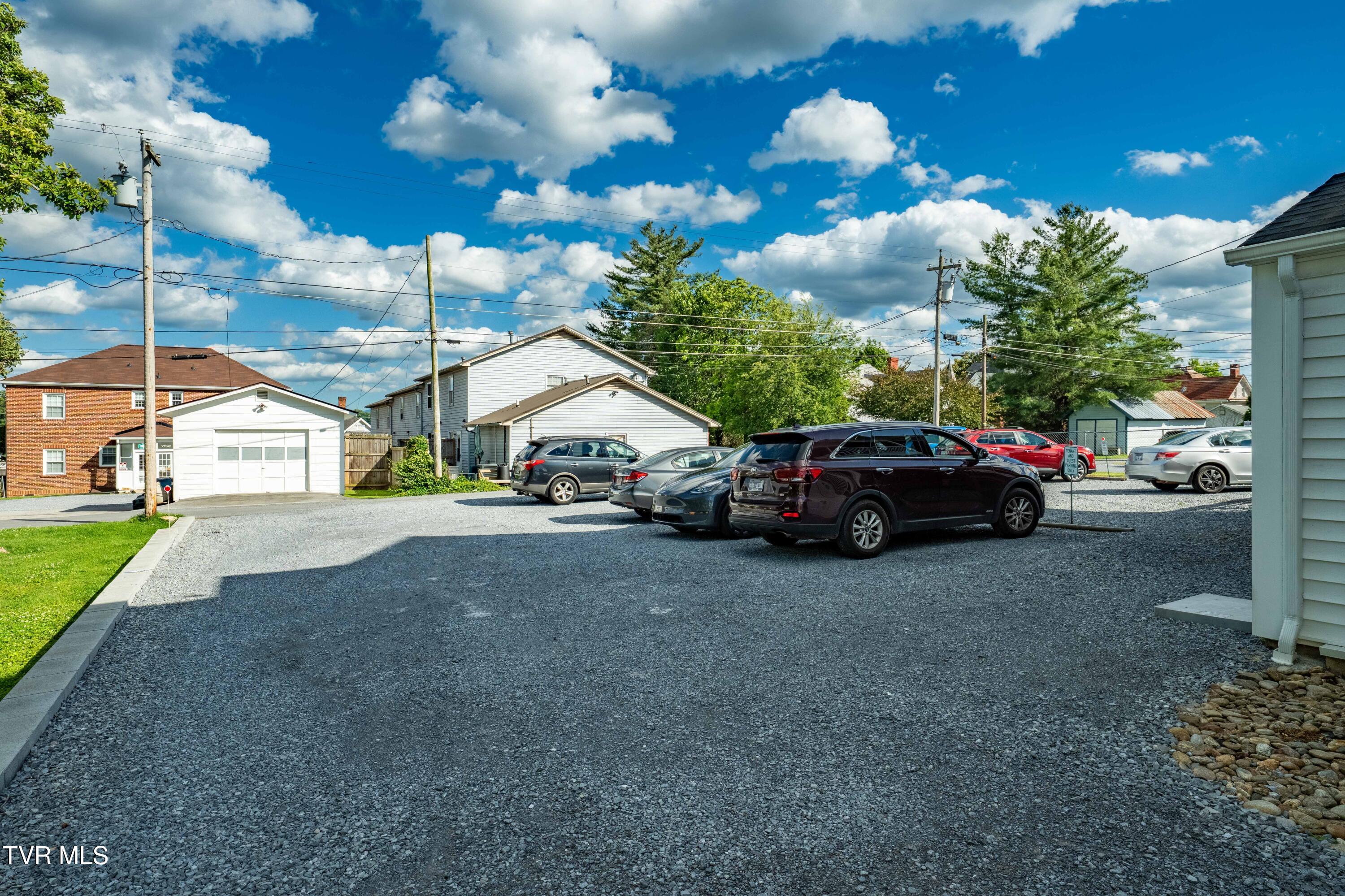 114 East Unaka Avenue