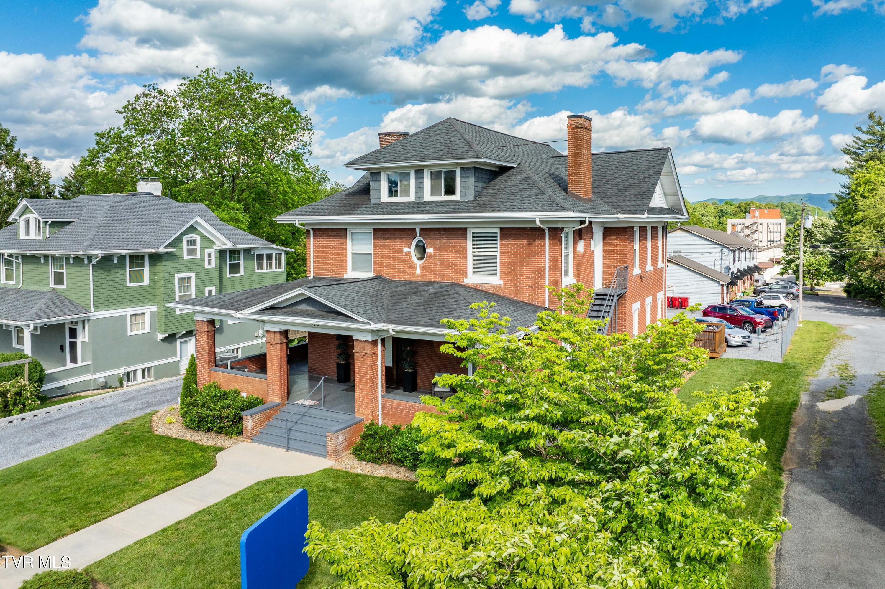 114 East Unaka Avenue