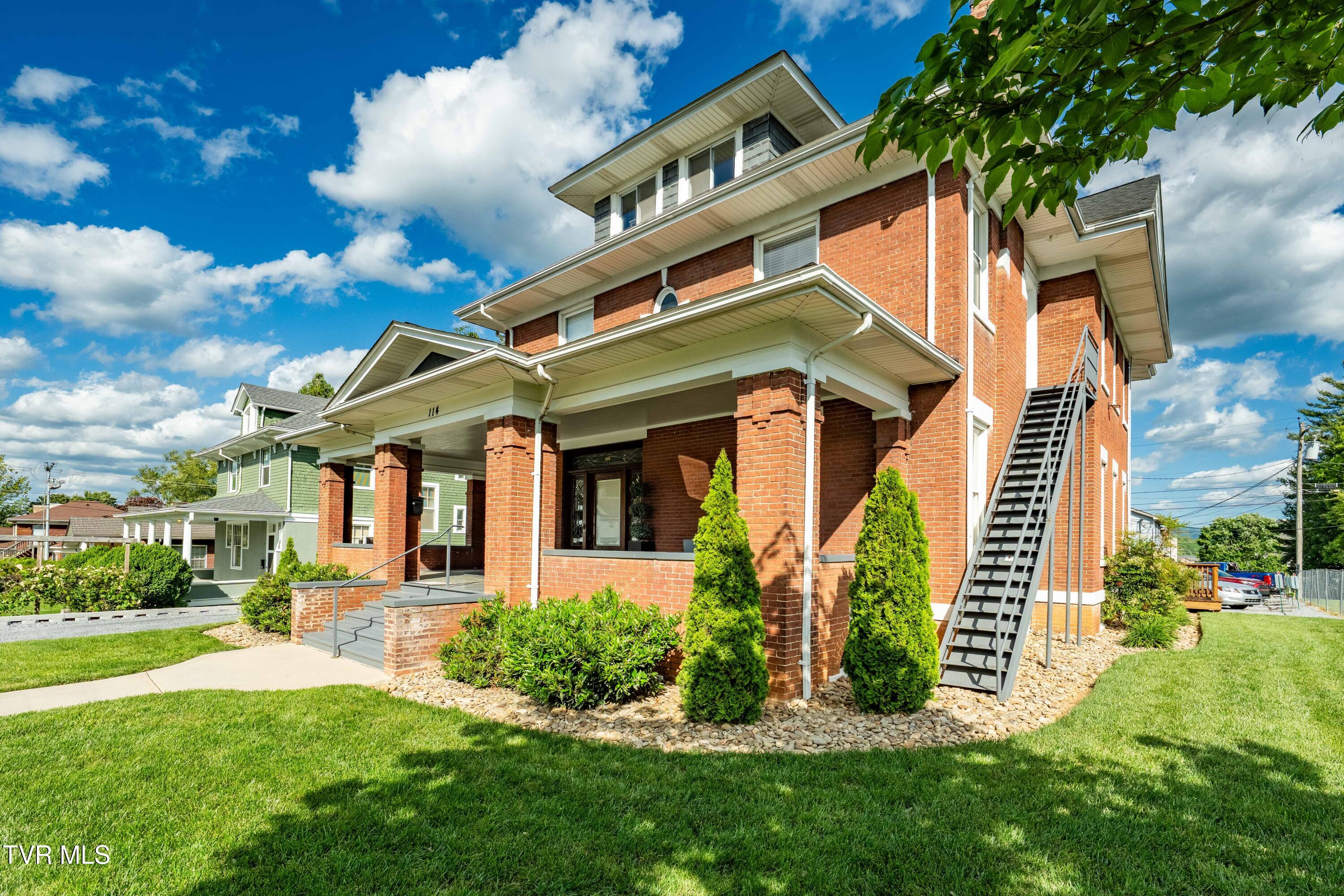 114 East Unaka Avenue