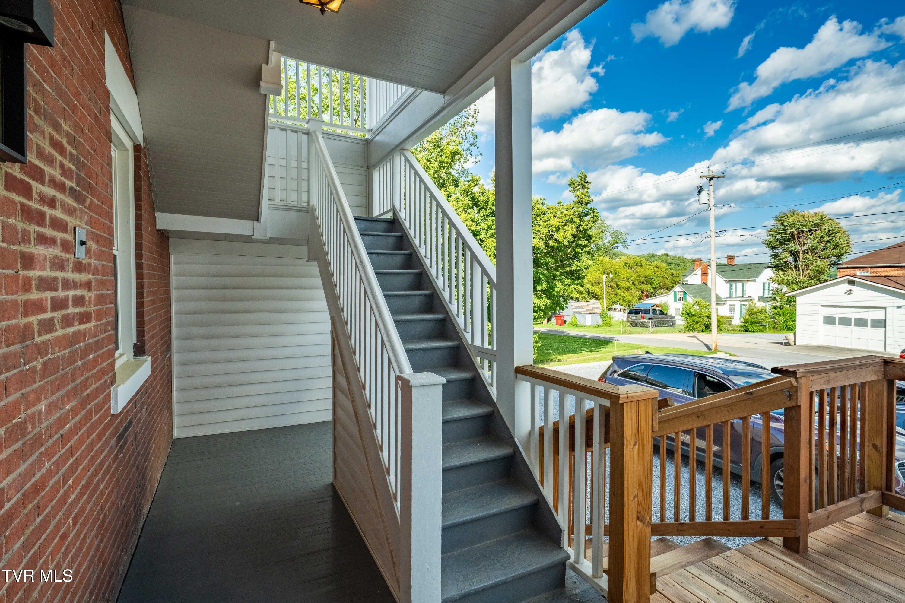 114 East Unaka Avenue