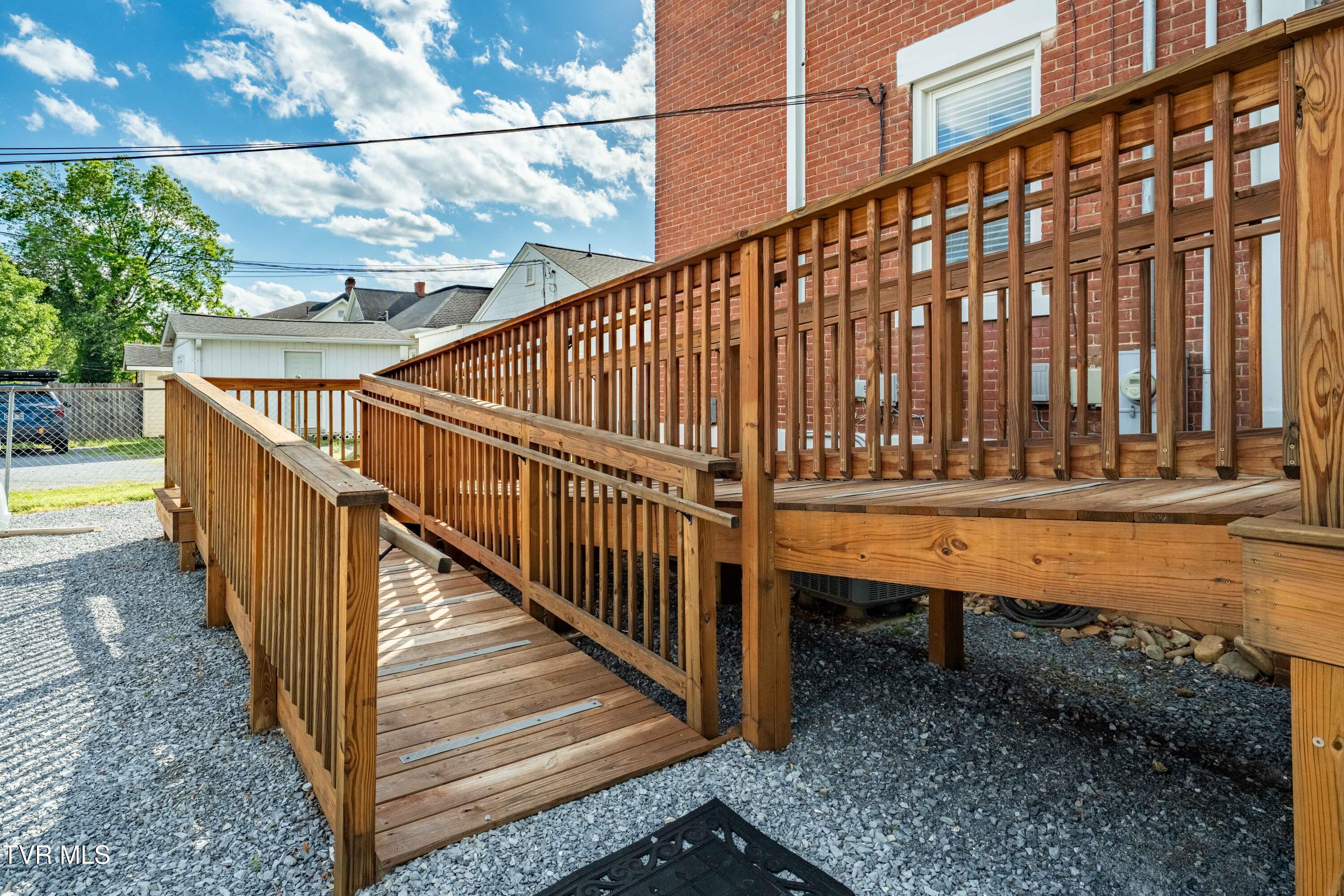 114 East Unaka Avenue