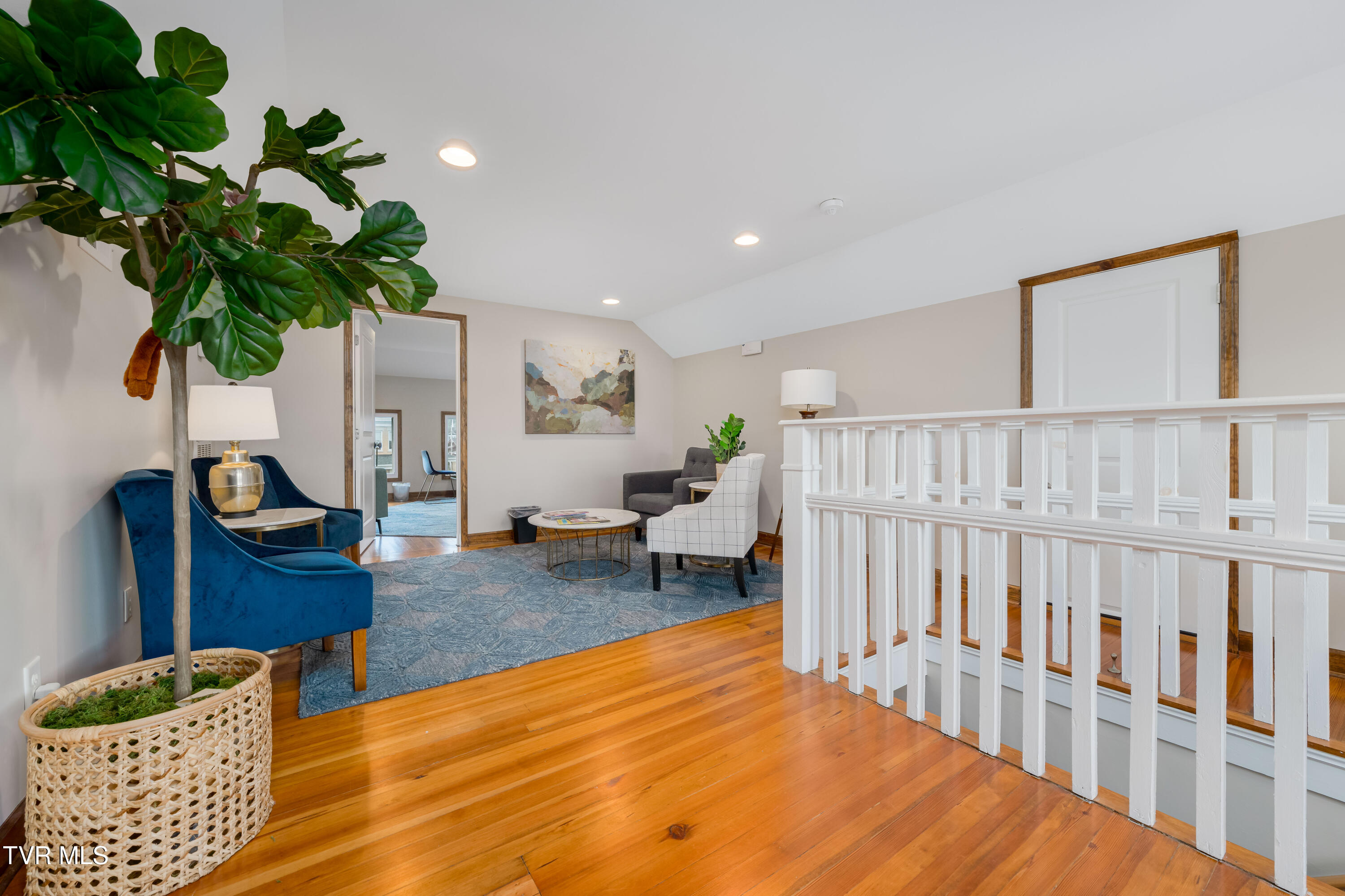 114 East Unaka Avenue