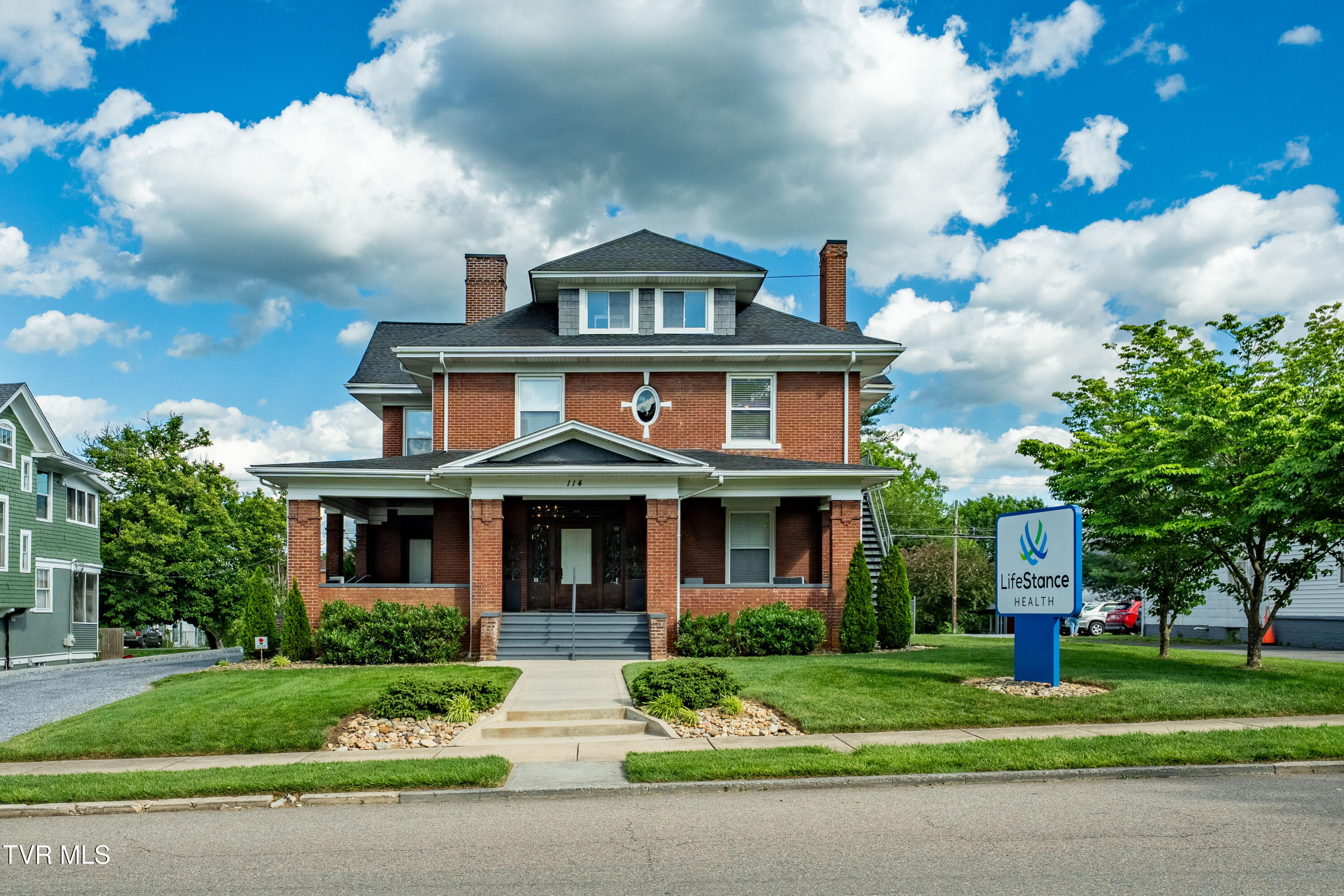 114 East Unaka Avenue