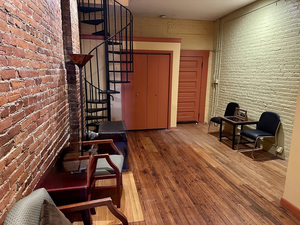 46 Main St Unit: Front