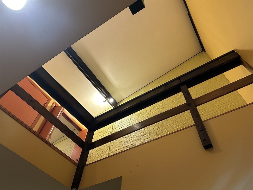 46 Main St Unit: Front