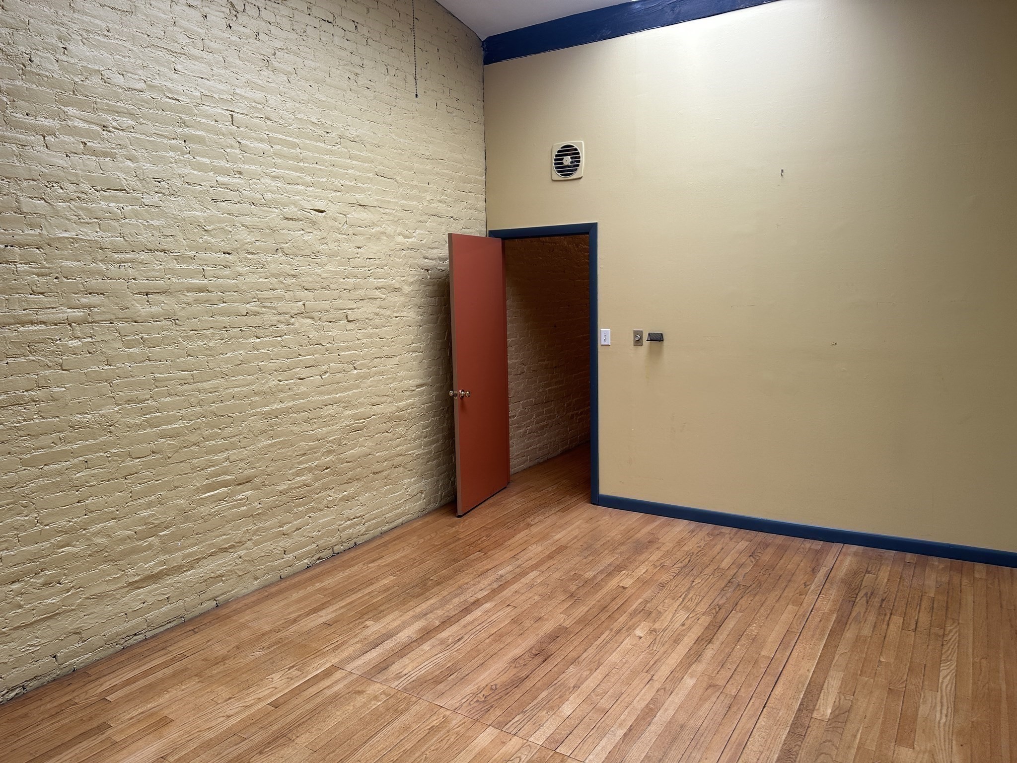 46 Main St Unit: Front