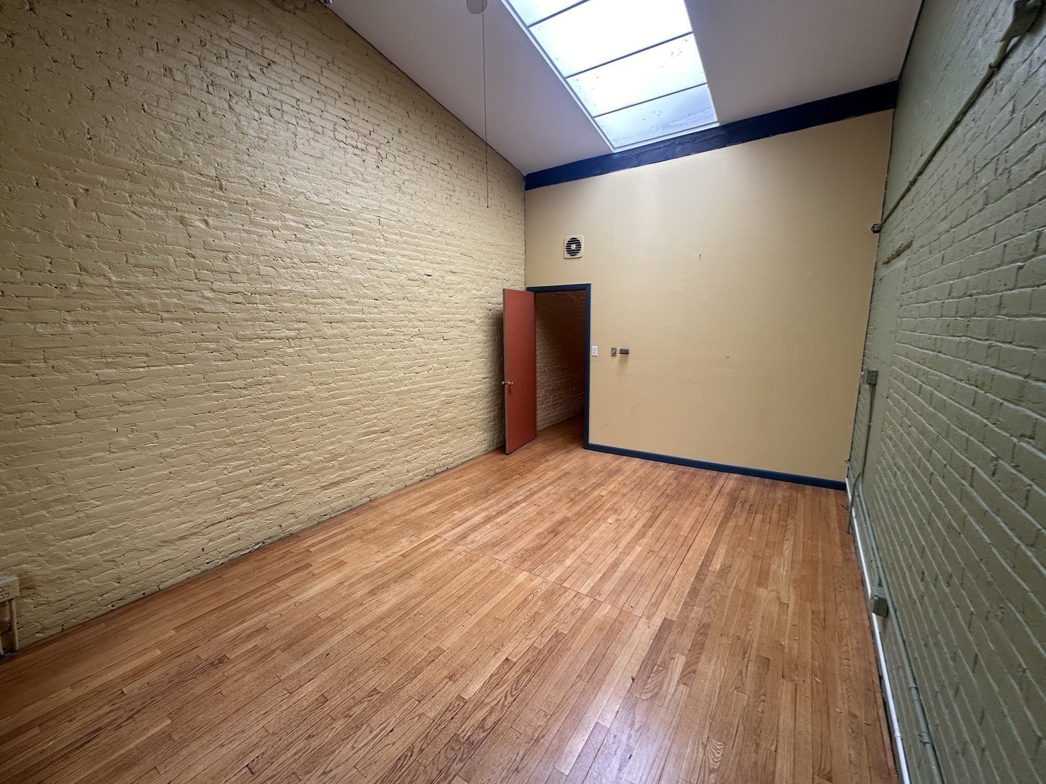 46 Main St Unit: Front