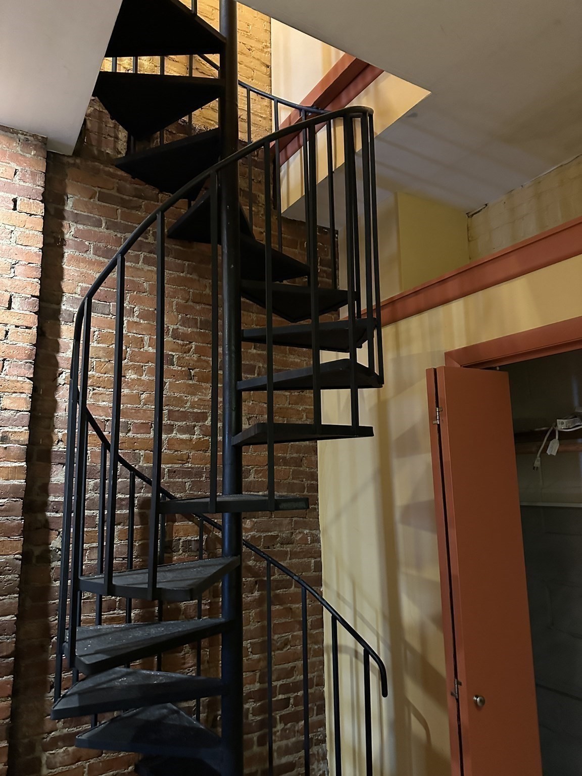 46 Main St Unit: Front