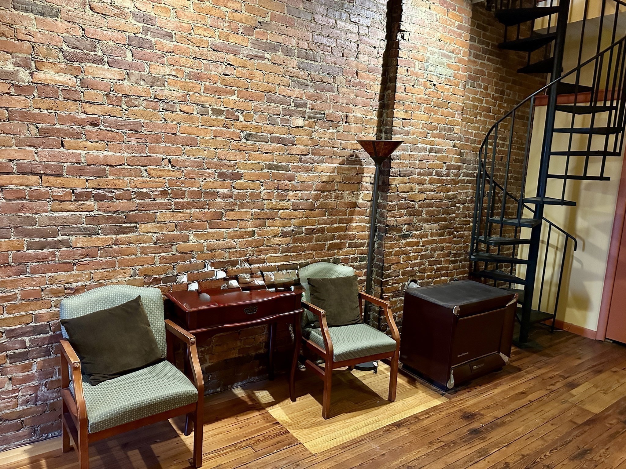 46 Main St Unit: Front