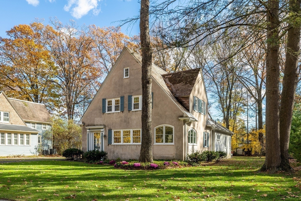 61 Woodlawn Ave
