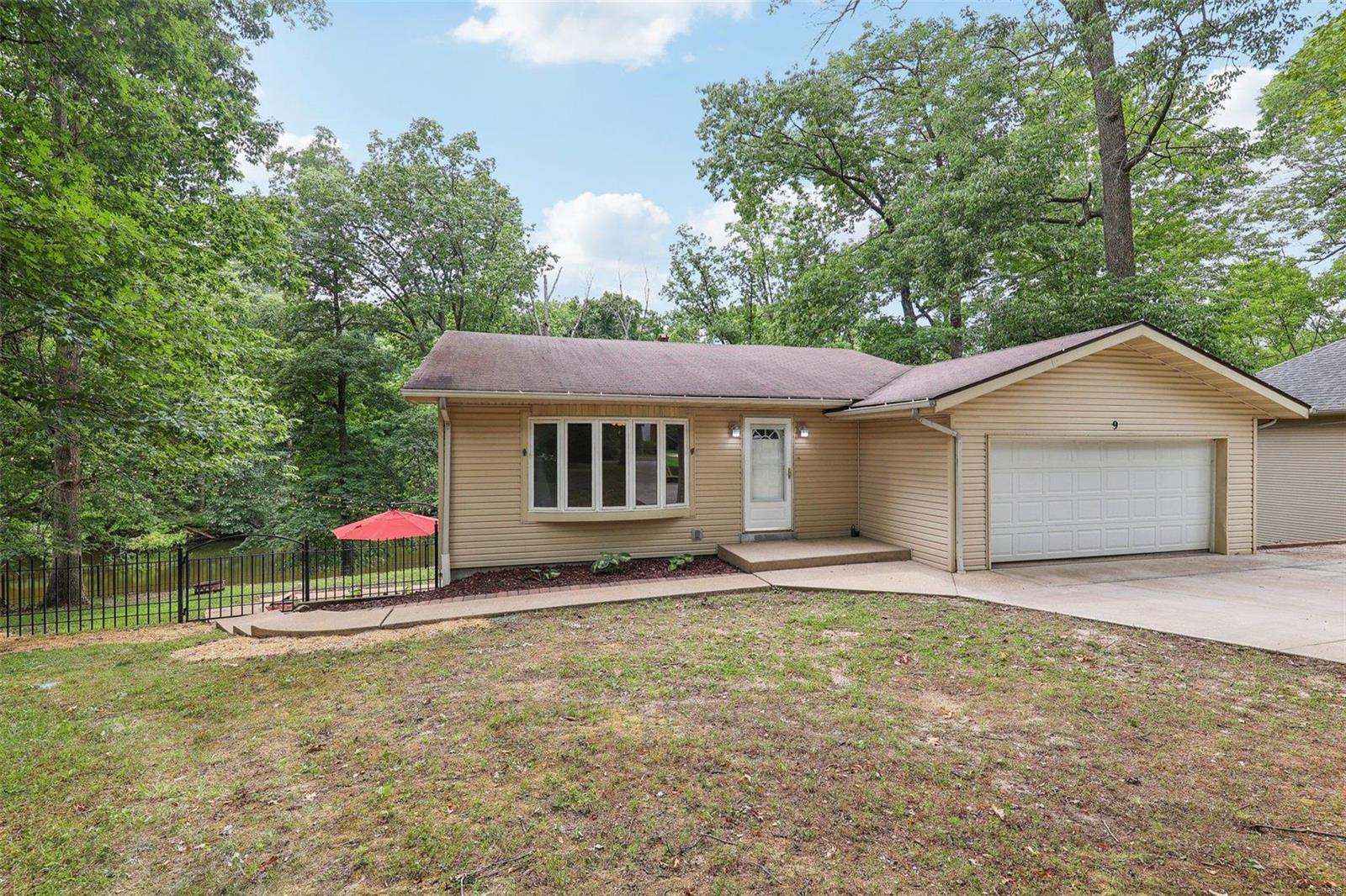 9 Oakdale Lake Circle