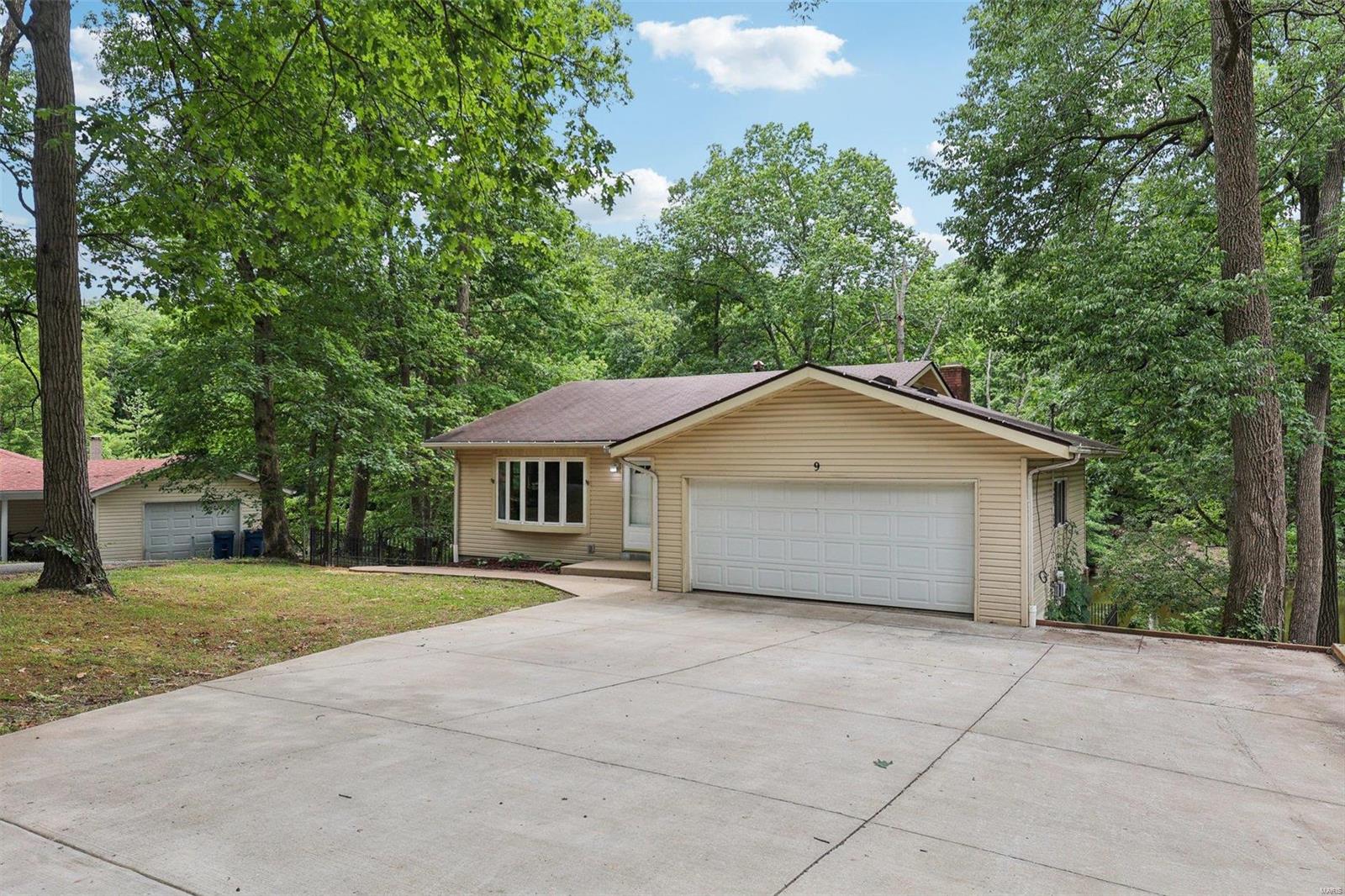 9 Oakdale Lake Circle