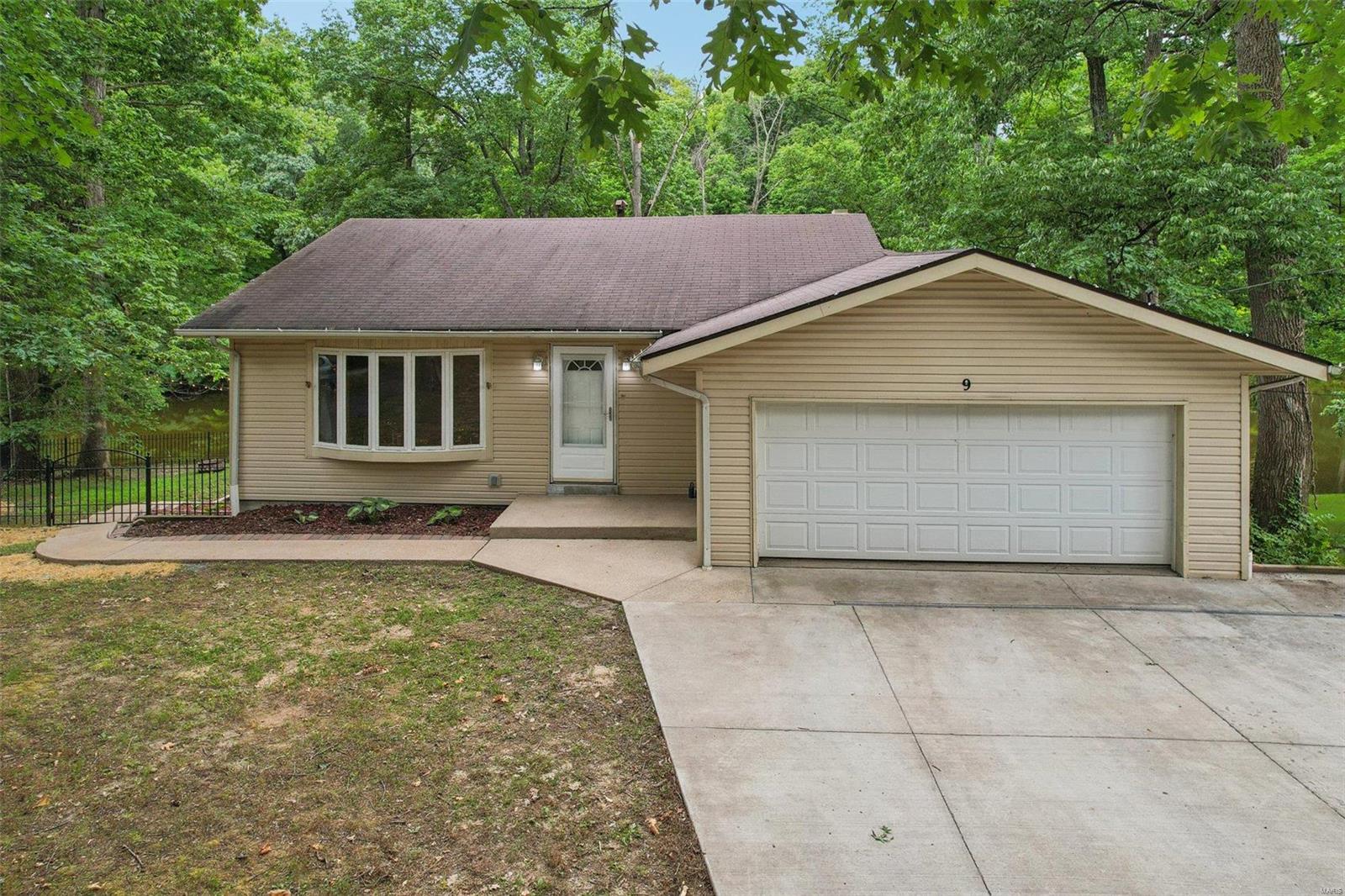 9 Oakdale Lake Circle