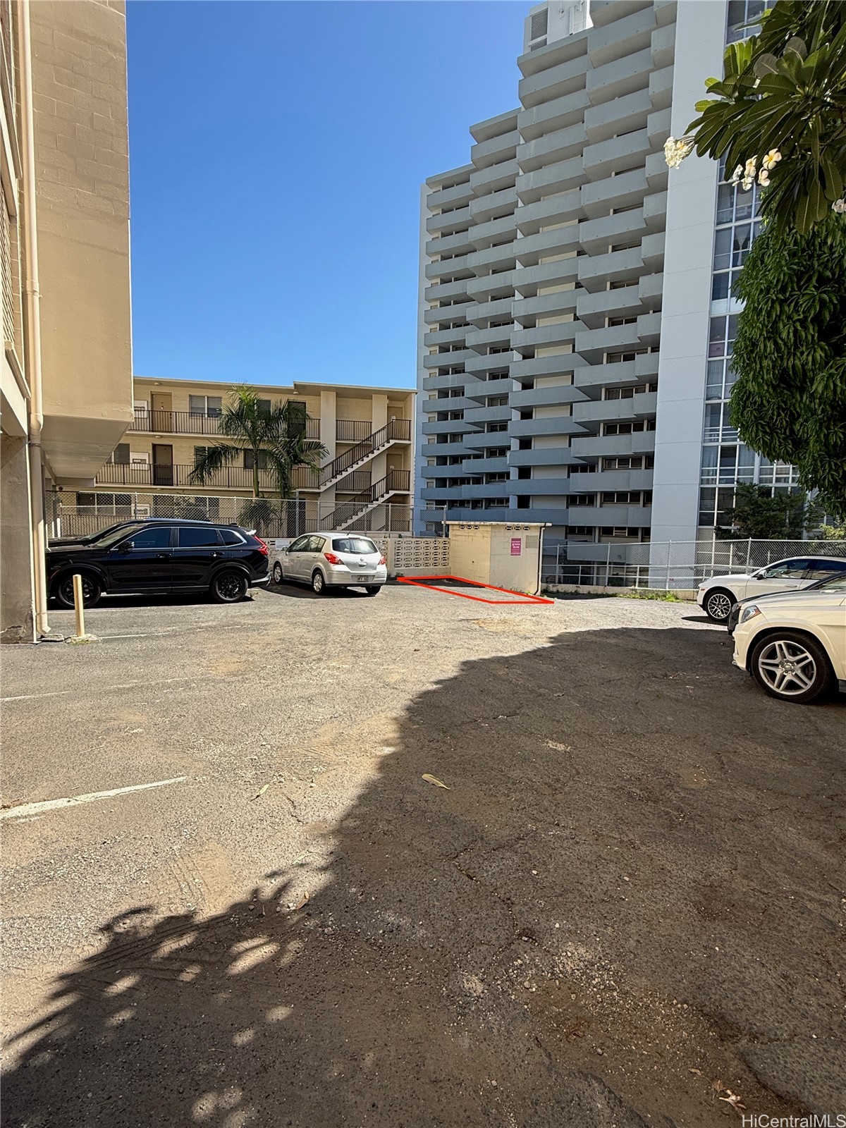 1099 Green Street A305