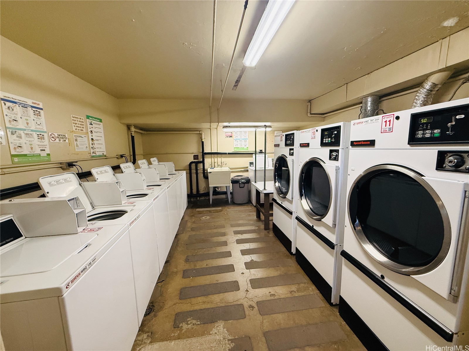 1099 Green Street A305