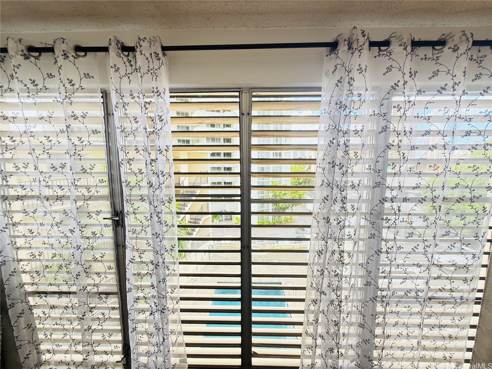 1099 Green Street A305