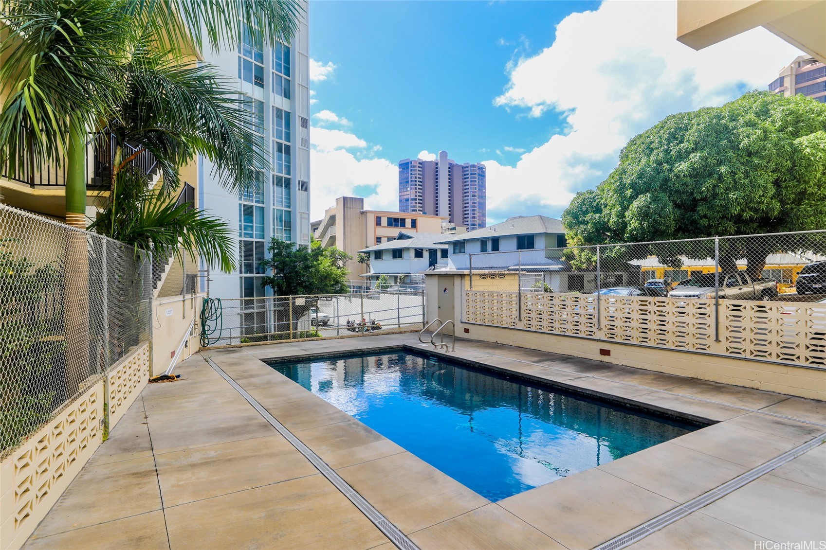 1099 Green Street A305