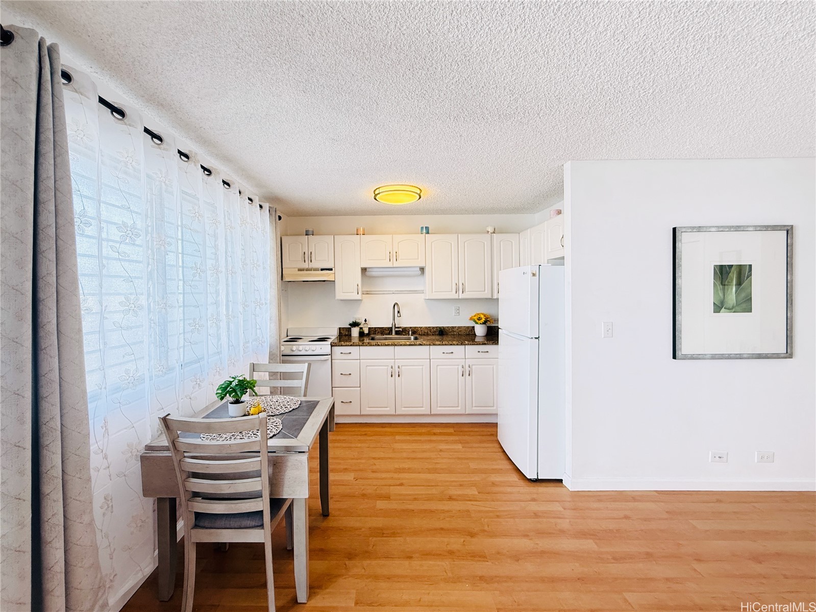 1099 Green Street A305