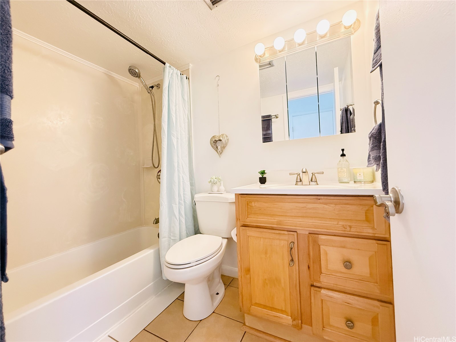 1099 Green Street A305