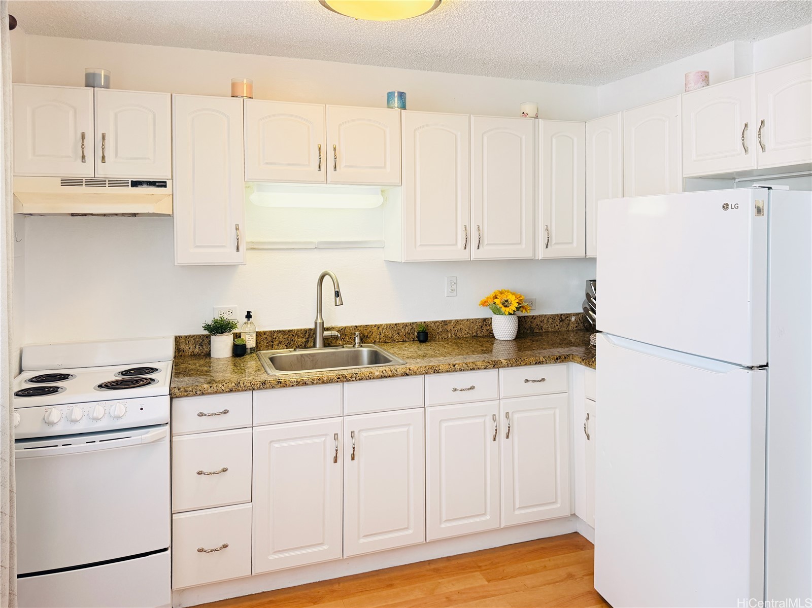 1099 Green Street A305