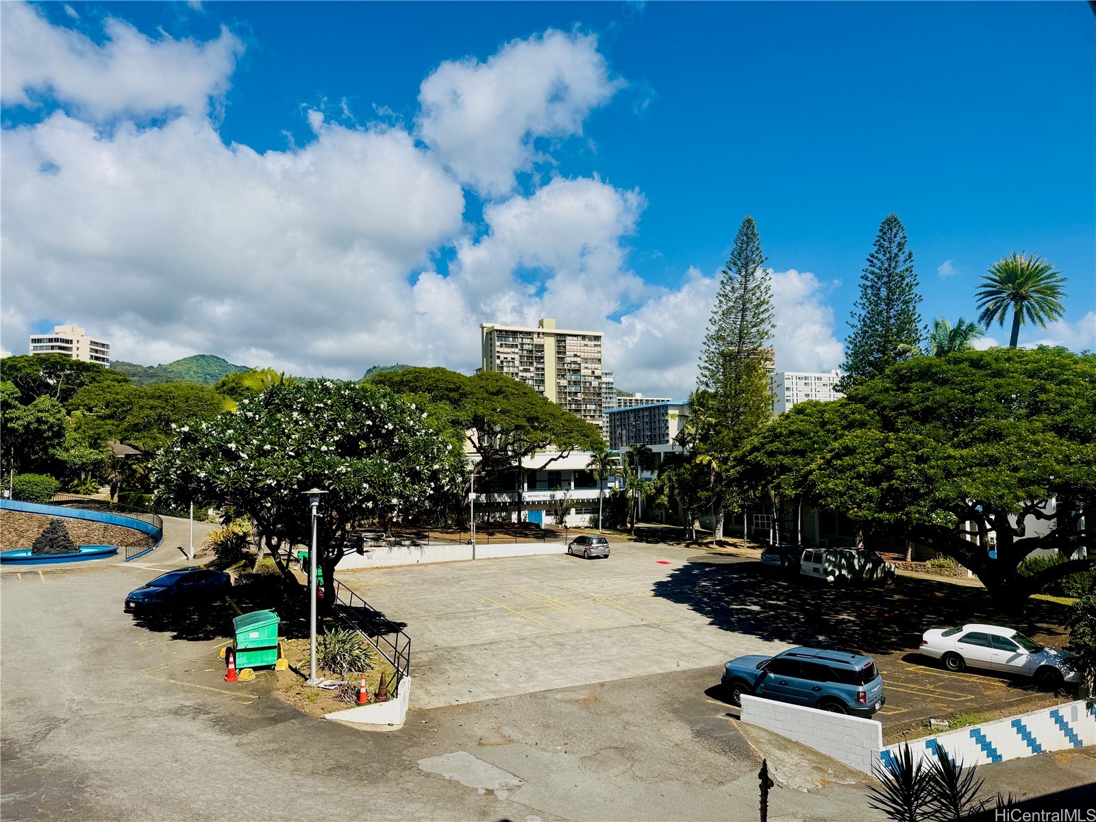 1099 Green Street A305