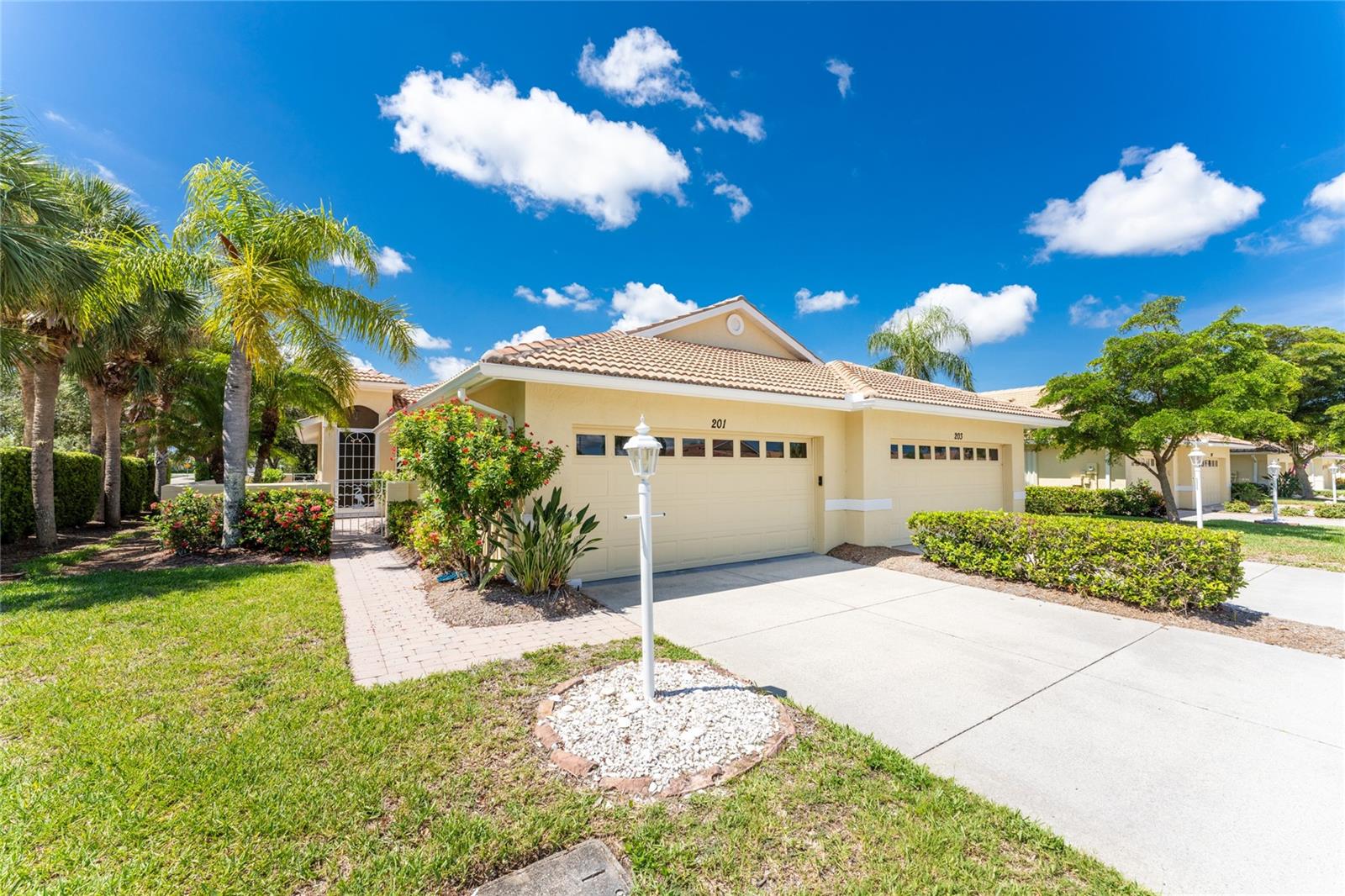 201 VISTA DEL LAGO WAY