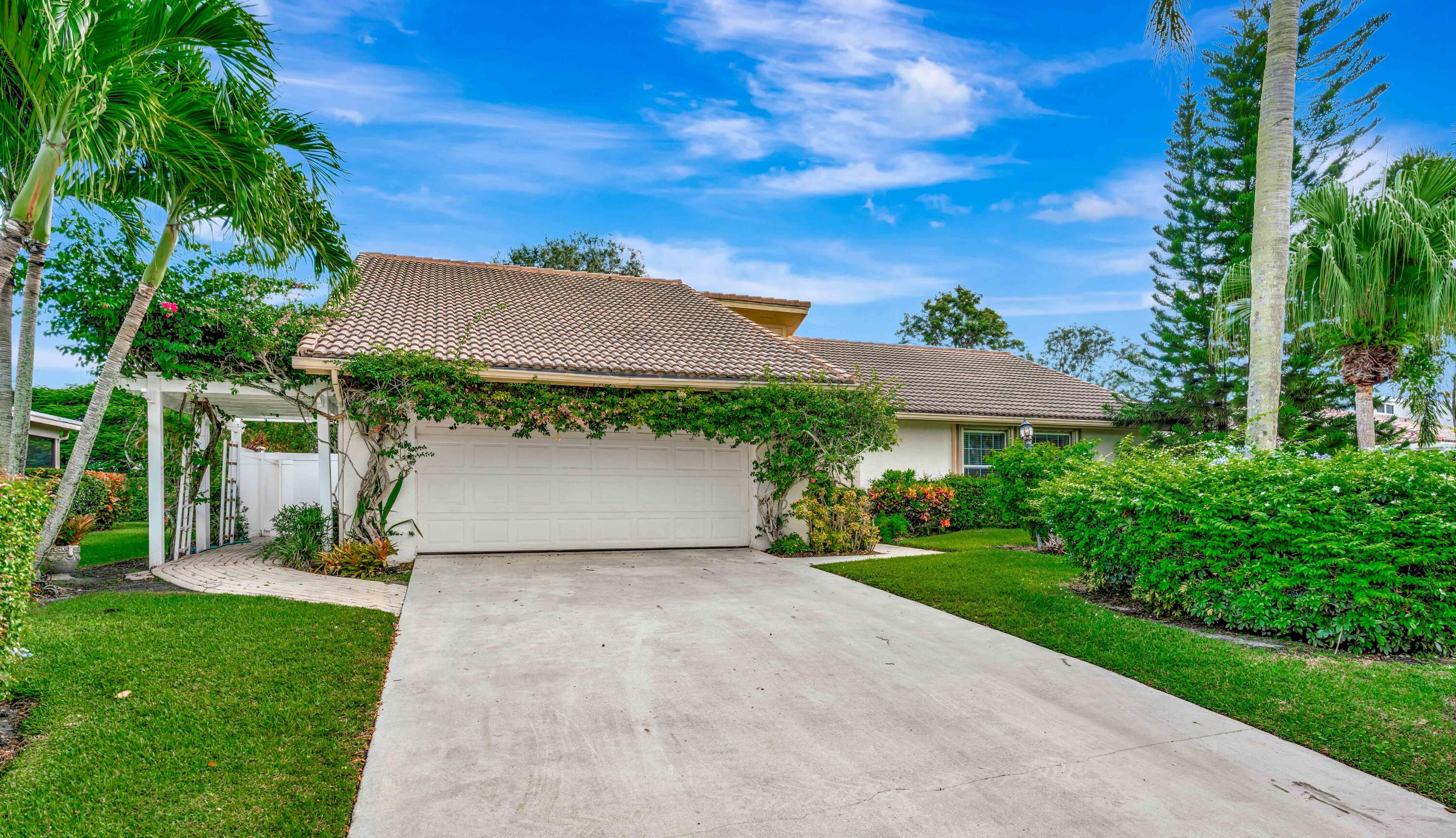 13692 Crosspointe Dr