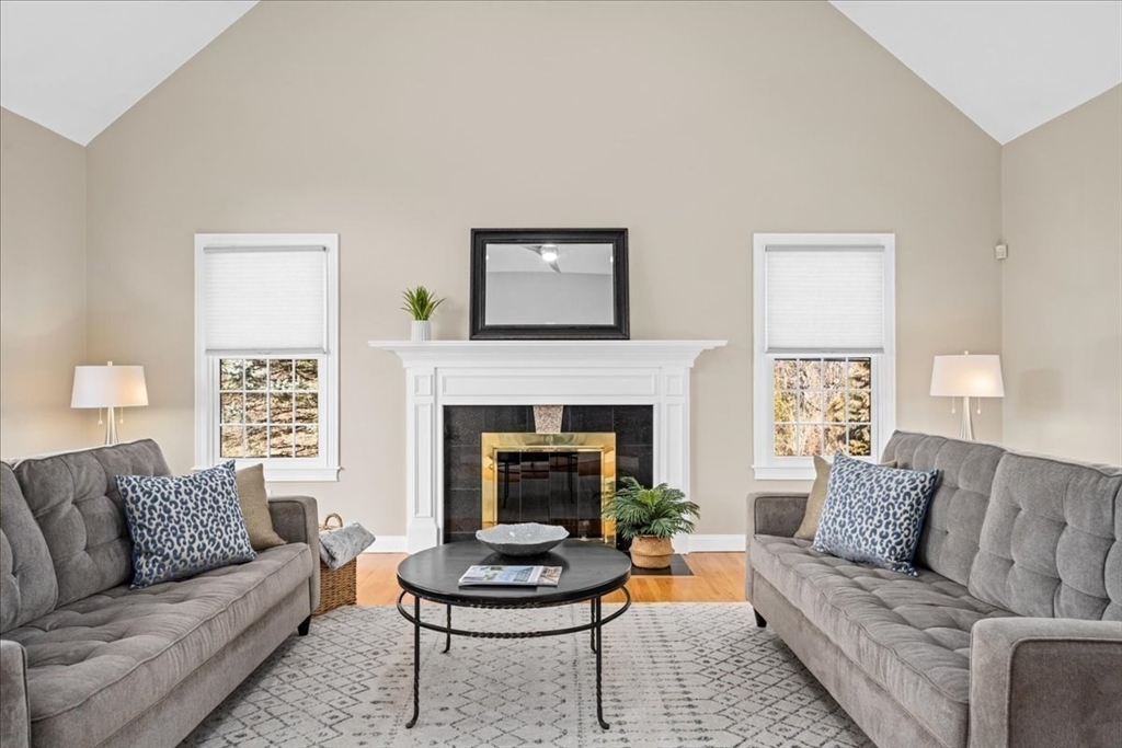 10 Eastbrook Farm Ln