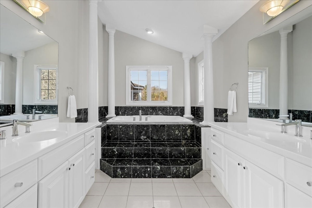 10 Eastbrook Farm Ln