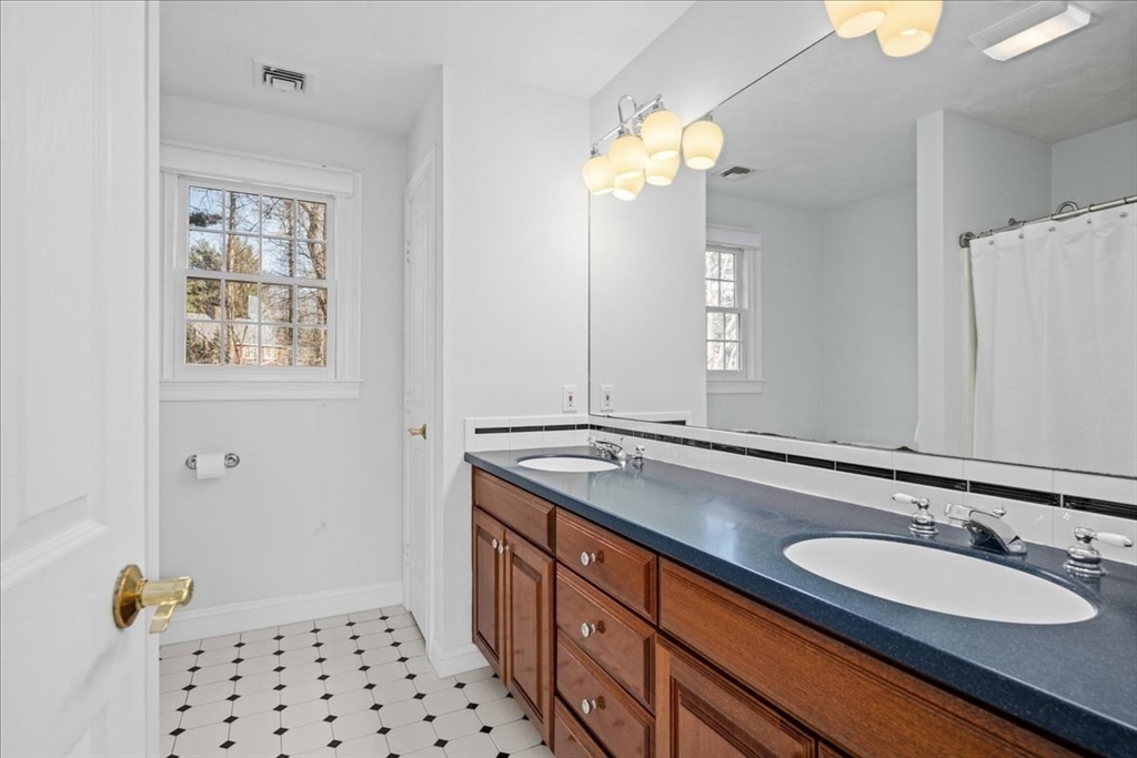 10 Eastbrook Farm Ln