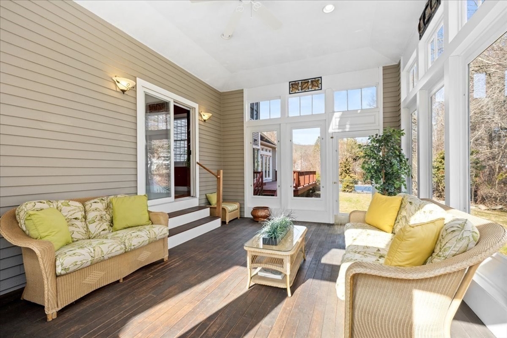 10 Eastbrook Farm Ln