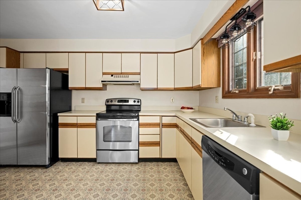 9 John Matthews Rd, Southborough