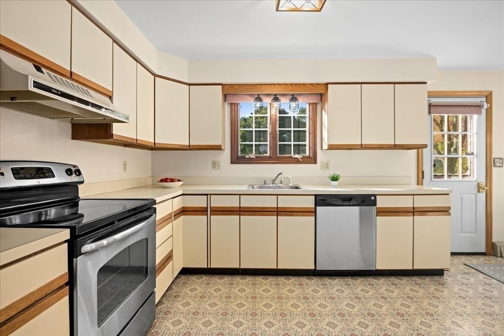 9 John Matthews Rd, Southborough