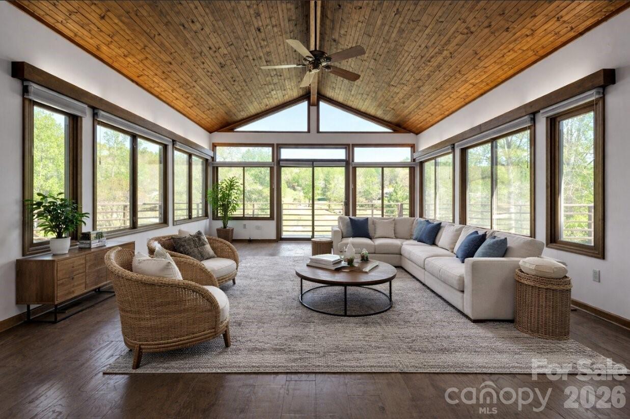 3104 Cove Loop Road