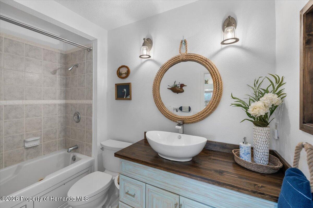 6093 Avenue Of The Palms