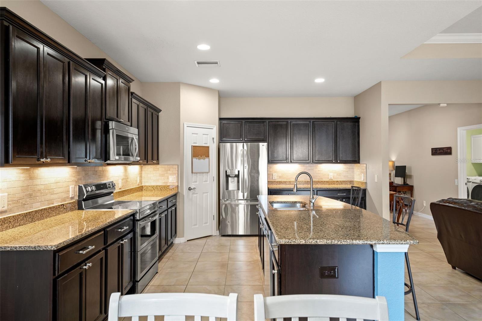 2226 LANDSIDE DR