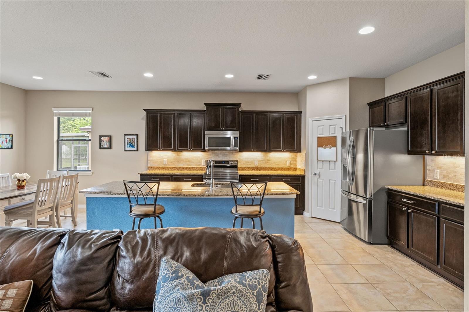 2226 LANDSIDE DR