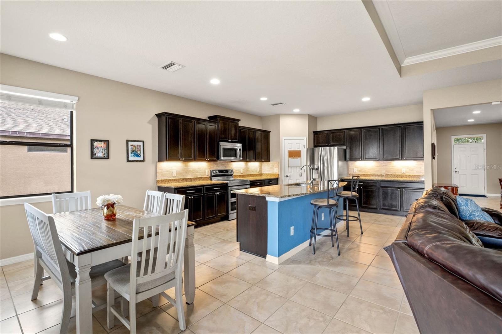 2226 LANDSIDE DR