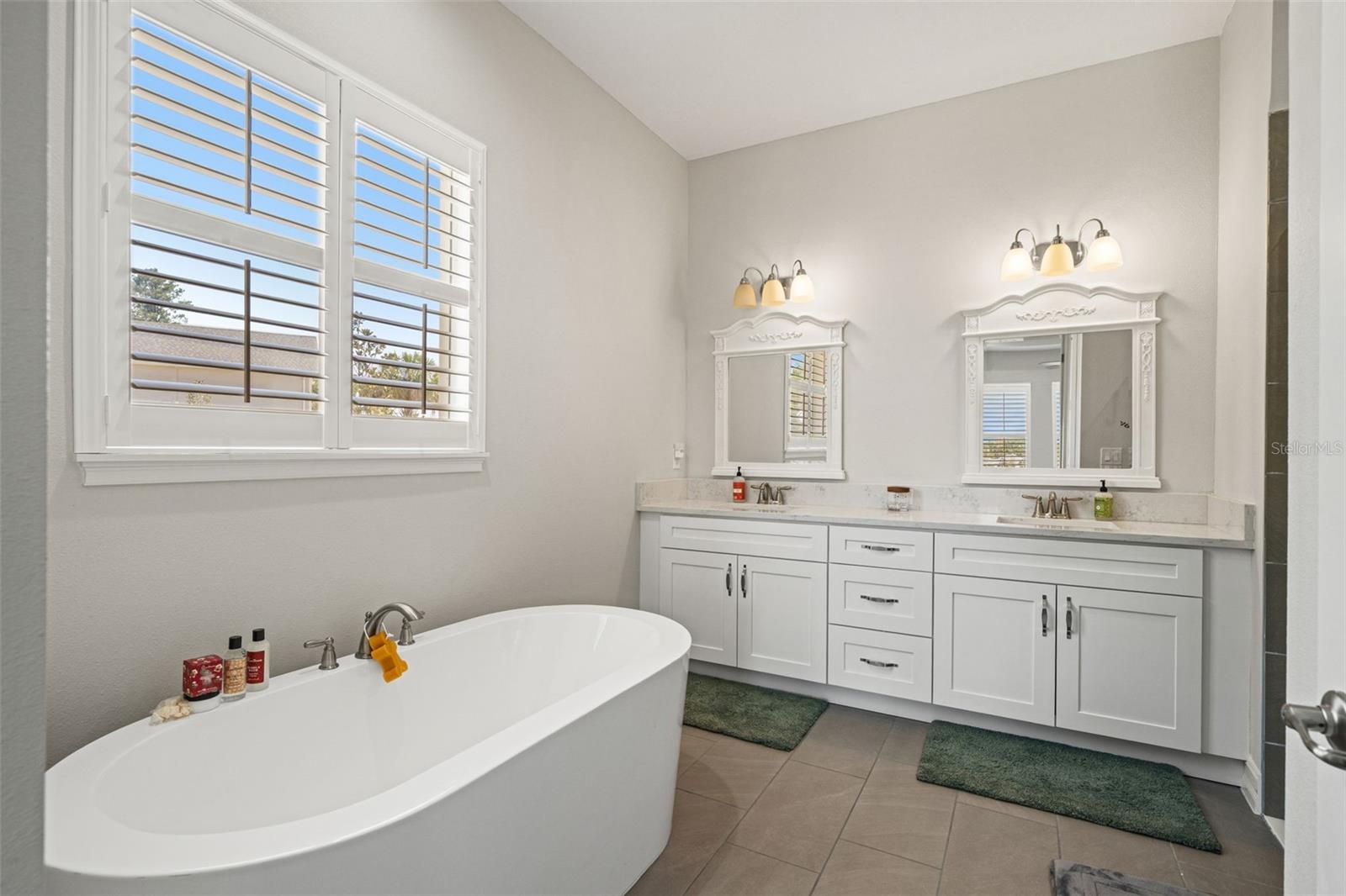 4698 HICKORY OAK DR