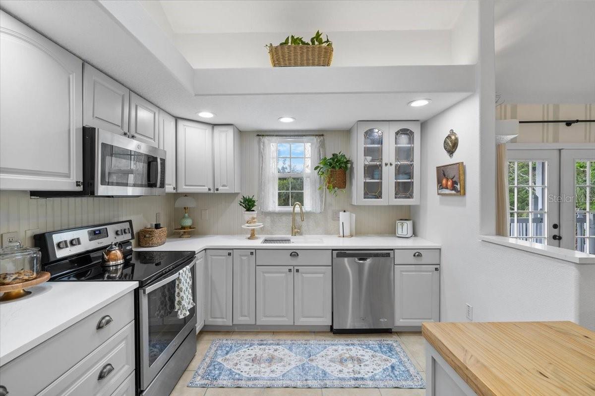 6093 AVENUE OF THE PALMS