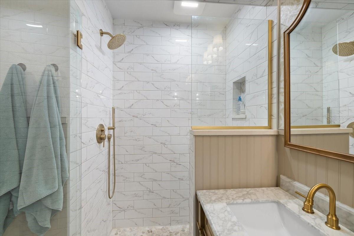 6093 AVENUE OF THE PALMS