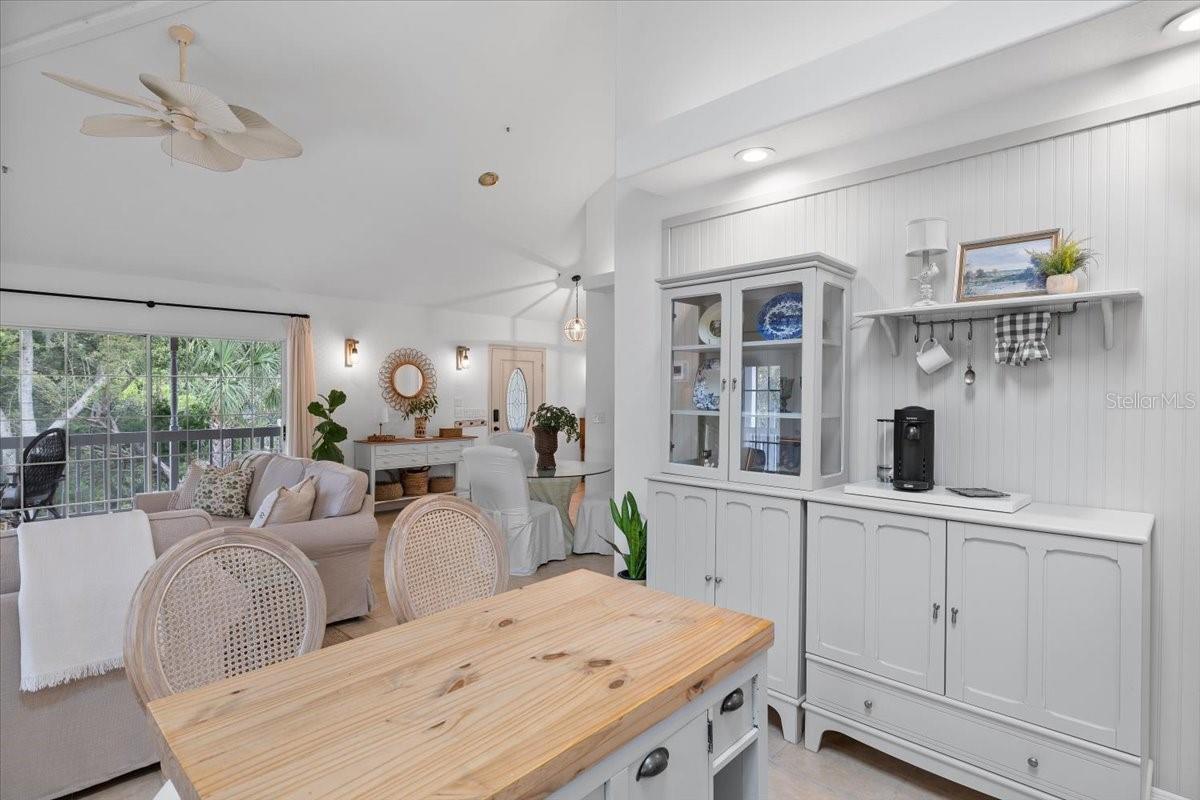 6093 AVENUE OF THE PALMS